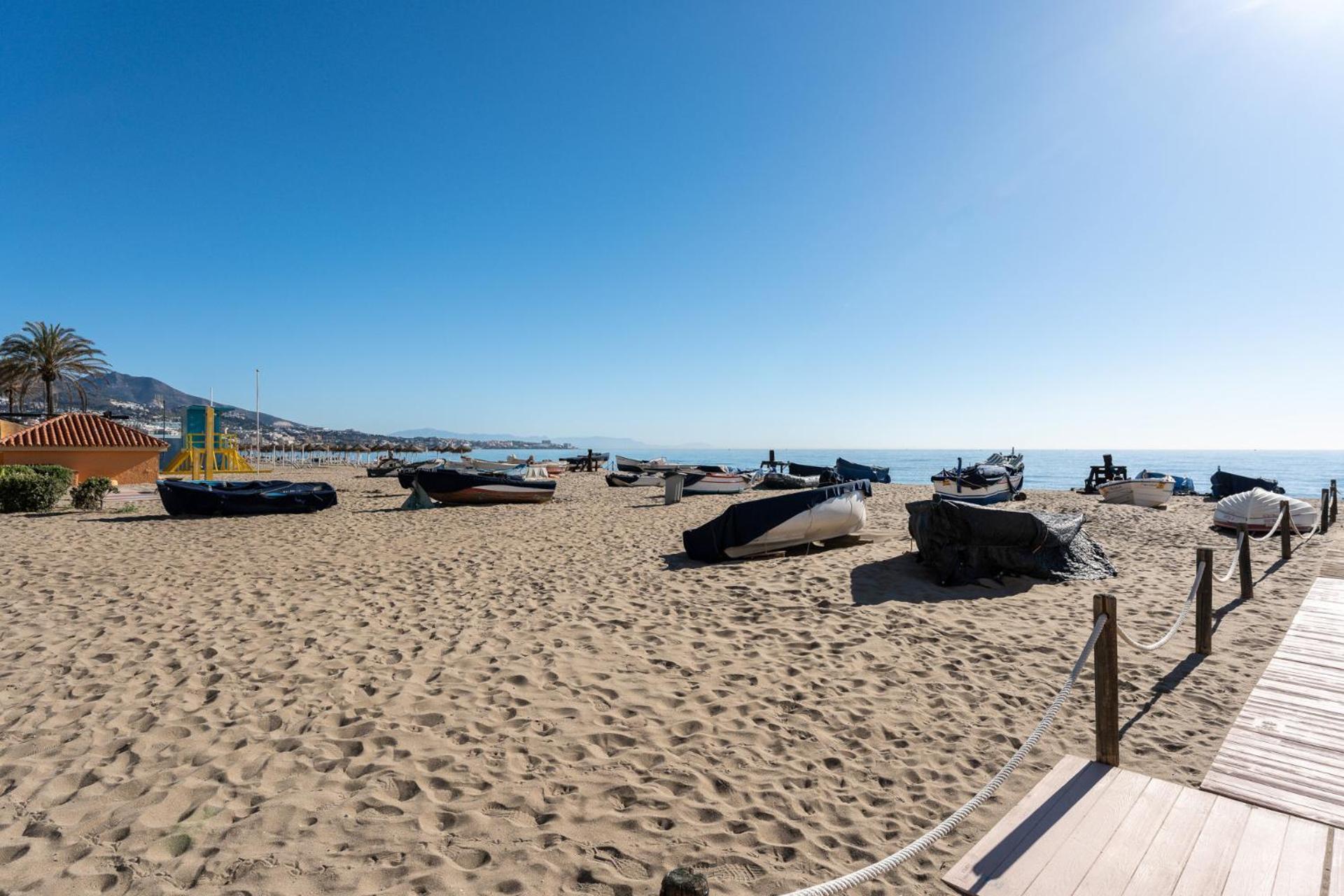 Malagasuite Fuengirola Beach & Sun Exterior photo